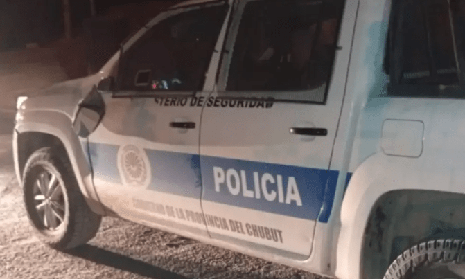Trelew: un hombre agredió a policías, dañó un patrullero y terminó detenido