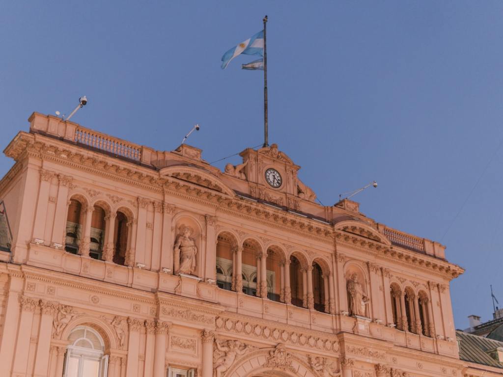 Milei enfrenta disputa interna mientras marcha federal demanda cambios sanitarios