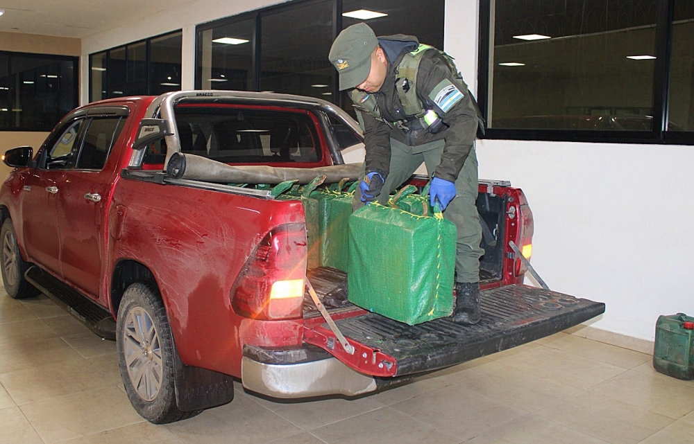 Gendarmería secuestró más de 470 kilos de sustancias ilegales ocultas en una camioneta en Tucumán